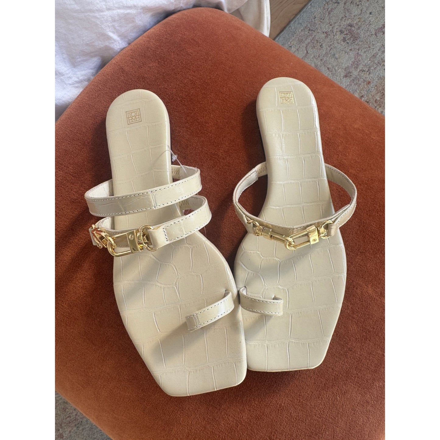 The Double Clasp Flat