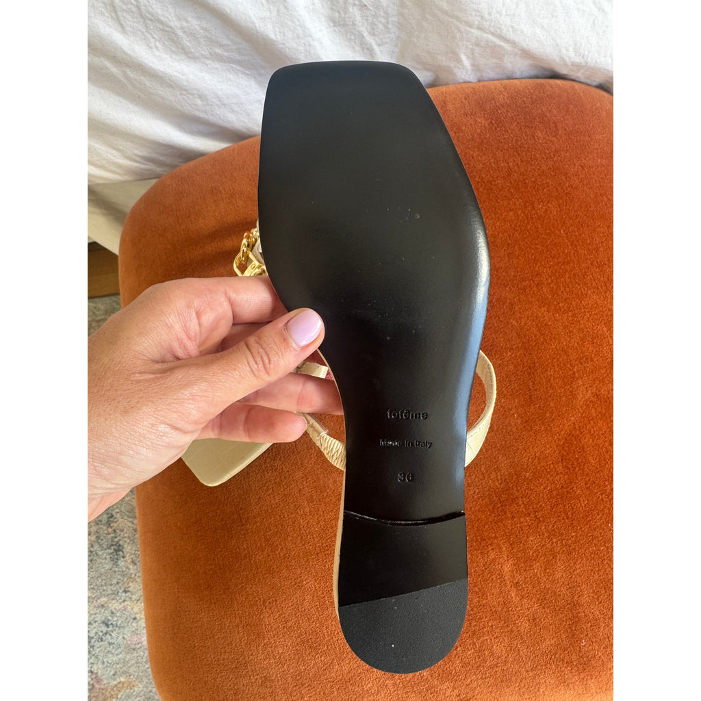 The Double Clasp Flat