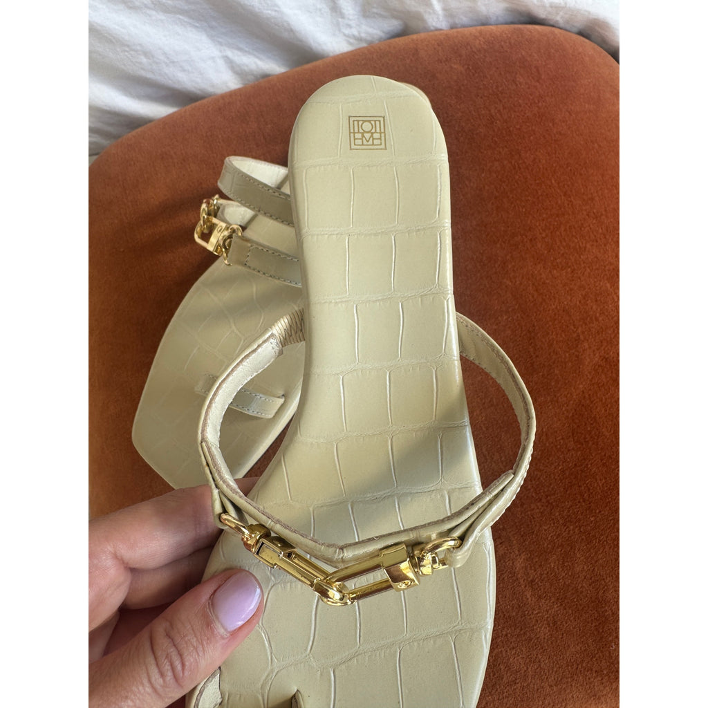 The Double Clasp Flat