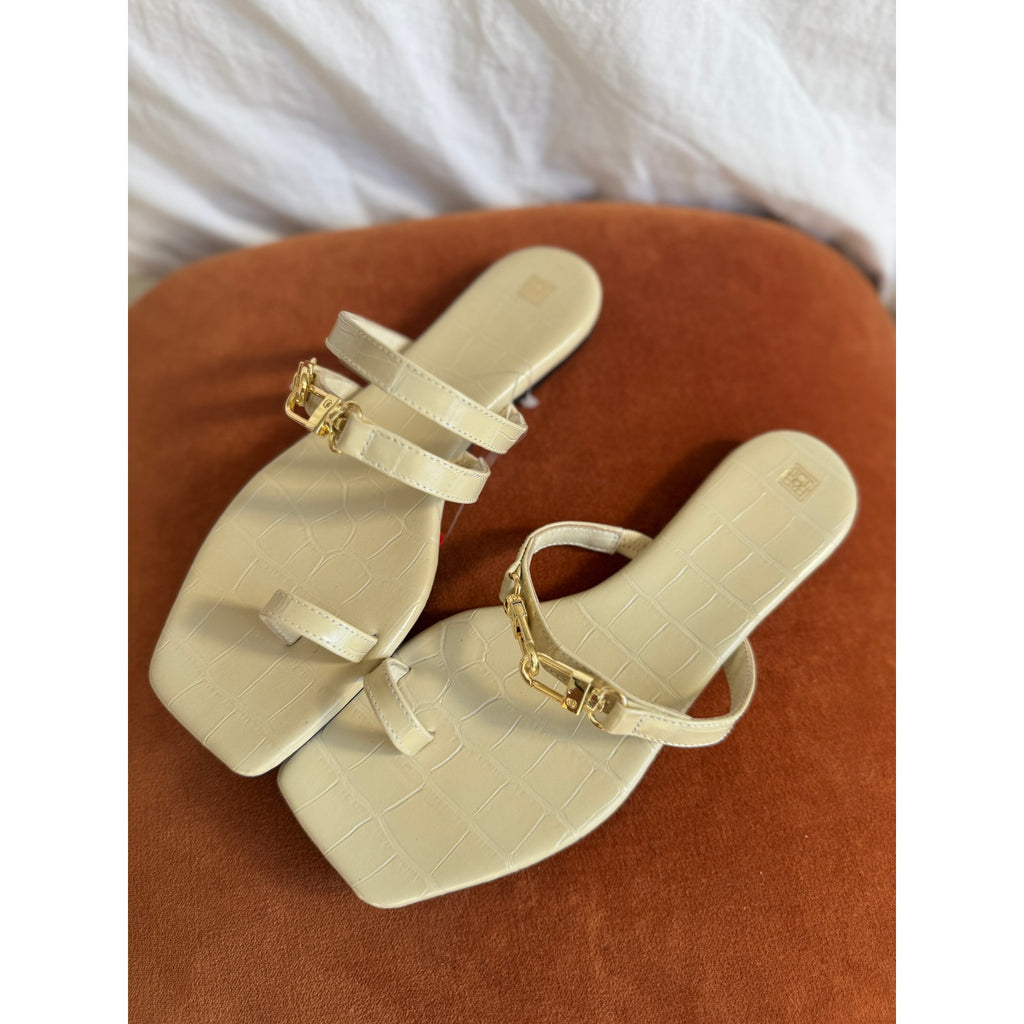 The Double Clasp Flat