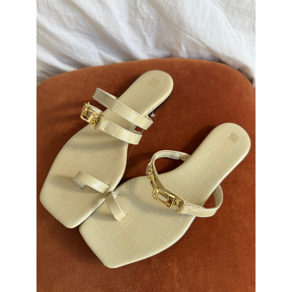 The Double Clasp Flat